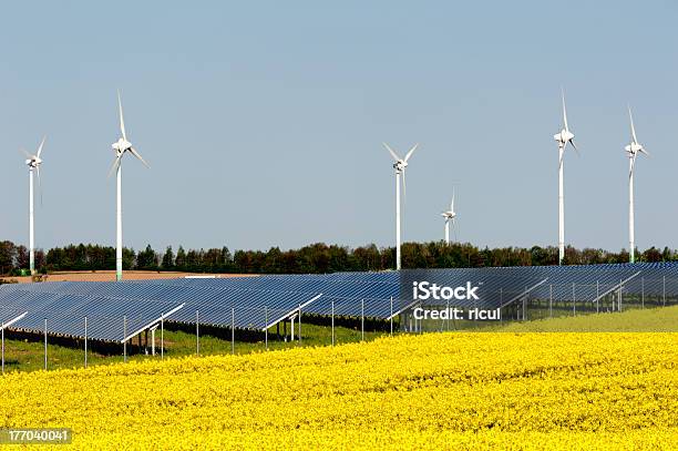 Turbin Wiatrowych I Paneli Słonecznych - zdjęcia stockowe i więcej obrazów Wiatraczek - Wiatraczek, Panel słoneczny, Energia słoneczna