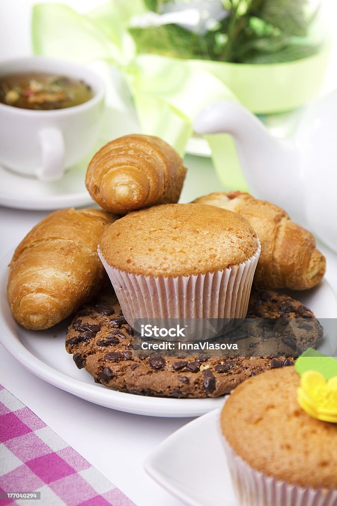 breakfest con tè e dolci al forno freschi - Foto stock royalty-free di Biscotto secco