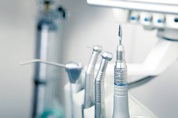 メタリックの歯科医ツールのクローズアップ - dentist dental hygiene dental equipment care ストックフォトと画像