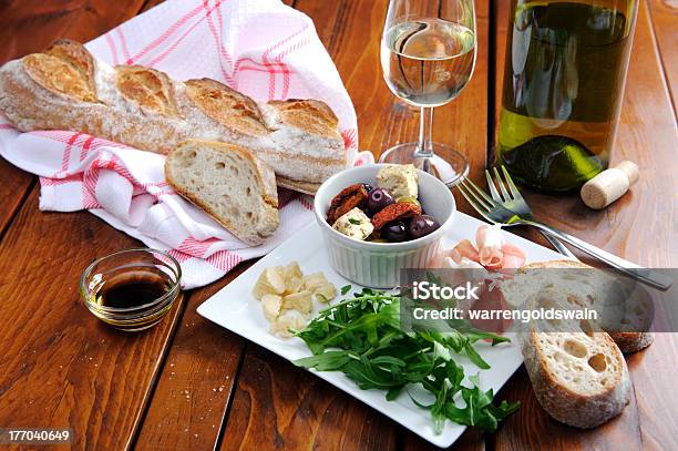 Photo libre de droit de Cadre Rustique Avec Table De Repas banque d'images et plus d'images libres de droit de Entrée italienne - Entrée italienne, Vin, Aliment