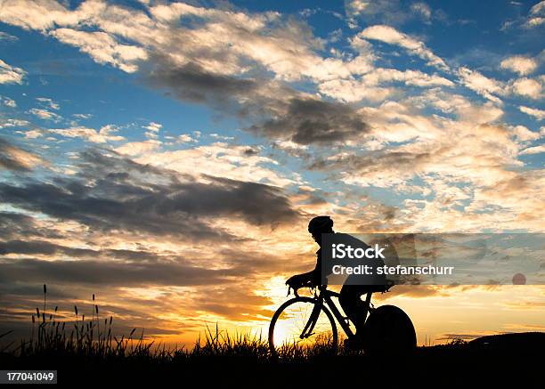 Foto de Triatleta Ciclismo e mais fotos de stock de Bicicleta de Corrida - Bicicleta de Corrida, Ciclismo, Pôr-do-sol