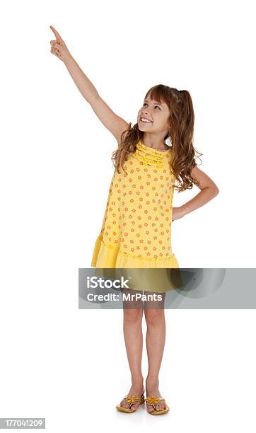 Photo libre de droit de Mignonne Petite Fille Pointant Du Doigt banque d'images et plus d'images libres de droit de Petites filles - Petites filles, Cadrage en pied, Montrer du doigt