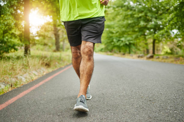 laufen, workout oder beine des menschen auf der straße, in der natur oder im wald für trekking-reise oder abenteuer für die freiheit. schuhe nahaufnahme, schuhe oder läufer auf der straße im park oder wald für bewegung, fitness oder wellness - endurance sport stock-fotos und bilder