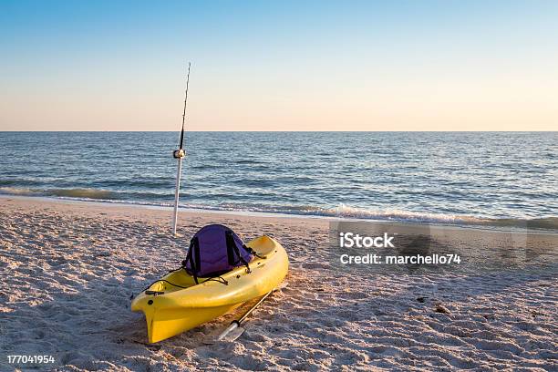 Bastone Da Pesca E Canoa Sulla Spiaggia - Fotografie stock e altre immagini di Industria della pesca - Industria della pesca, Kayak, Acqua