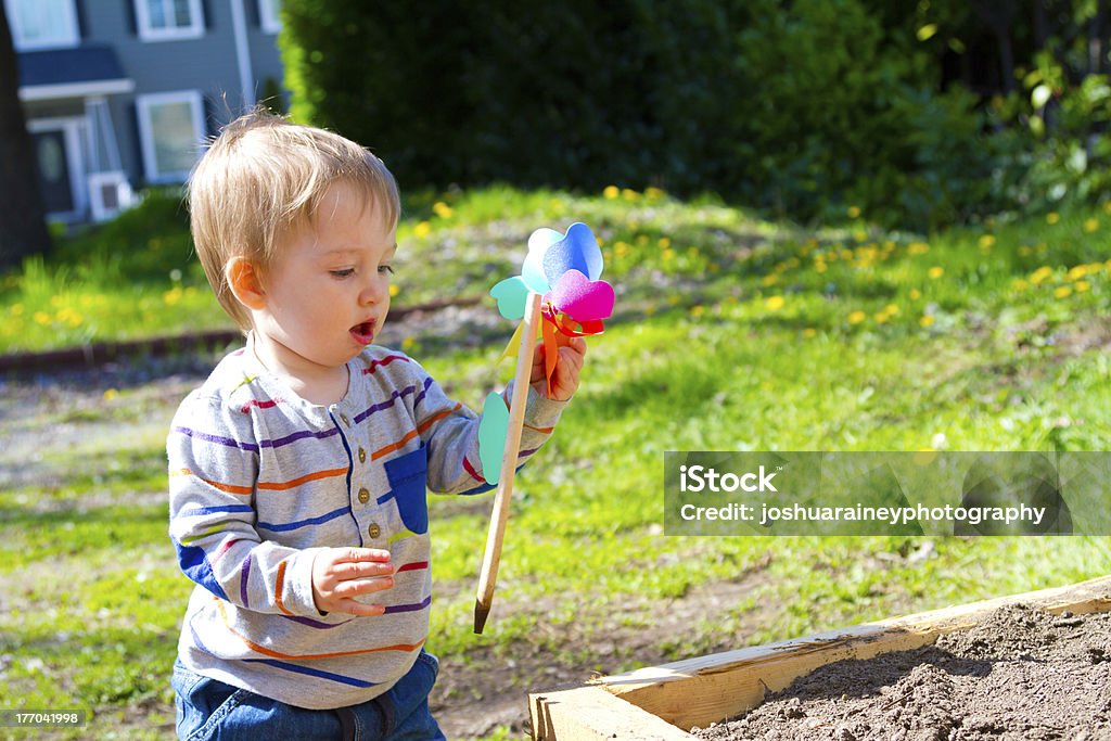 Menino brincando com vento de Brinquedo - Foto de stock de 12-17 meses royalty-free