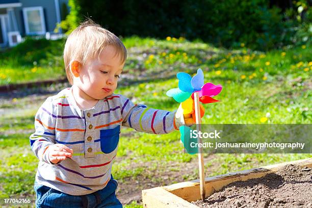 風のおもちゃで遊ぶ少年 - おもちゃのストックフォトや画像を多数ご用意 - おもちゃ, くるくる回る, カラー画像