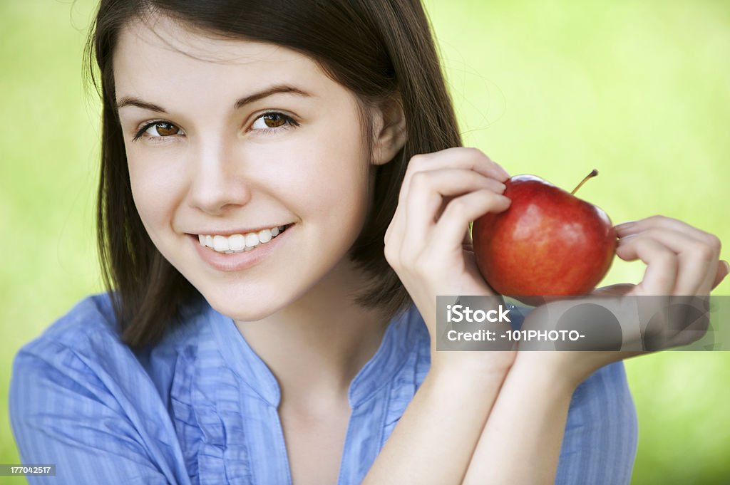 Jeune femme tenant apple - Photo de Activité libre de droits