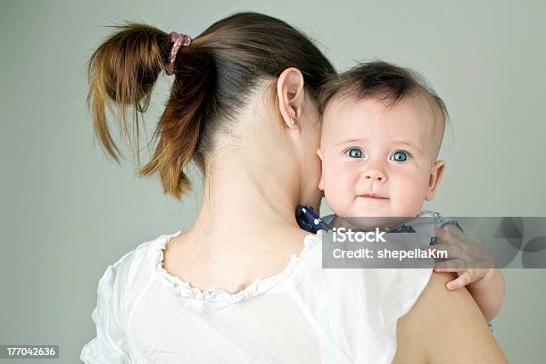 Photo libre de droit de Enfance banque d'images et plus d'images libres de droit de Adulte - Adulte, Amour, Beauté