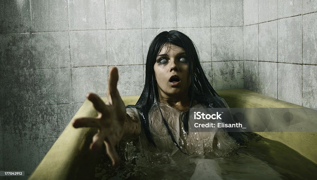 Scary chica en el baño - Foto de stock de Embrujado libre de derechos