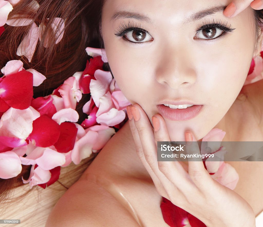 Mädchen hand berühren Gesicht mit Rote rose - Lizenzfrei Aromatherapie Stock-Foto