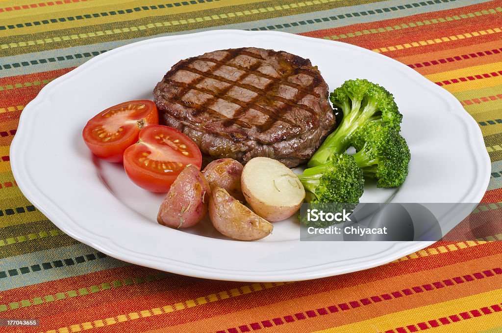 Bifteck de faux-filet de bœuf grillé servi avec des légumes - Photo de Aliment rôti libre de droits