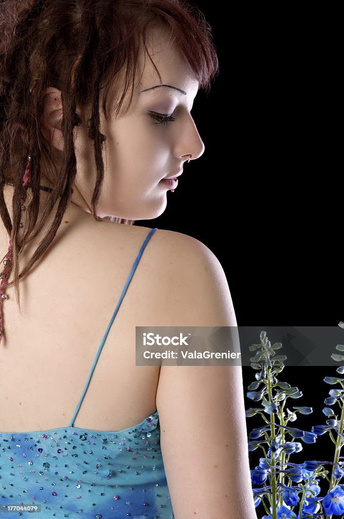 Vue arrière du profil de jeune femme avec delphiniums. - Photo de 16-17 ans libre de droits