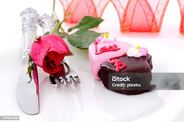 Herzform Schokolade Mit Rose Stockfoto und mehr Bilder von Blume - Blume, Braun, Dessert