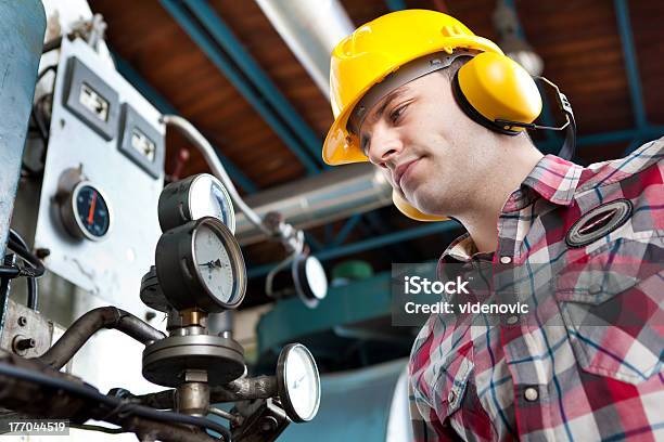 Engenheiro A Trabalhar - Fotografias de stock e mais imagens de Protetor de Ouvido - Protetor de Ouvido, Barulho, Ocupação