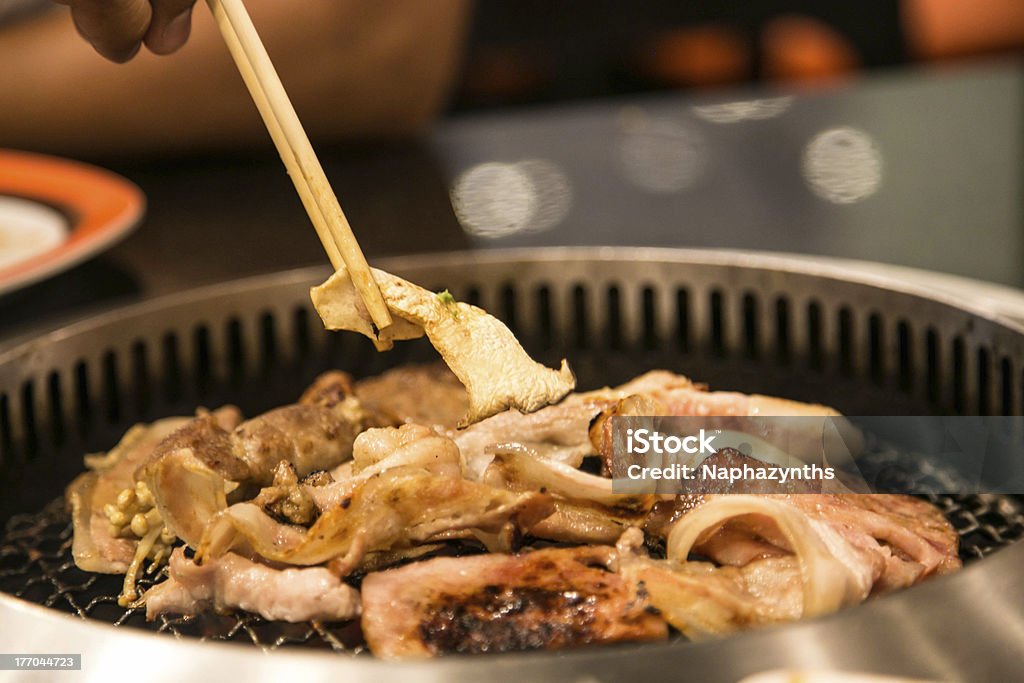 barbecue japonais dans un cadre moderne et une cuisinière - Photo de Aliment libre de droits