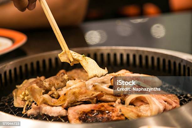 Photo libre de droit de Barbecue Japonais Dans Un Cadre Moderne Et Une Cuisinière banque d'images et plus d'images libres de droit de Aliment
