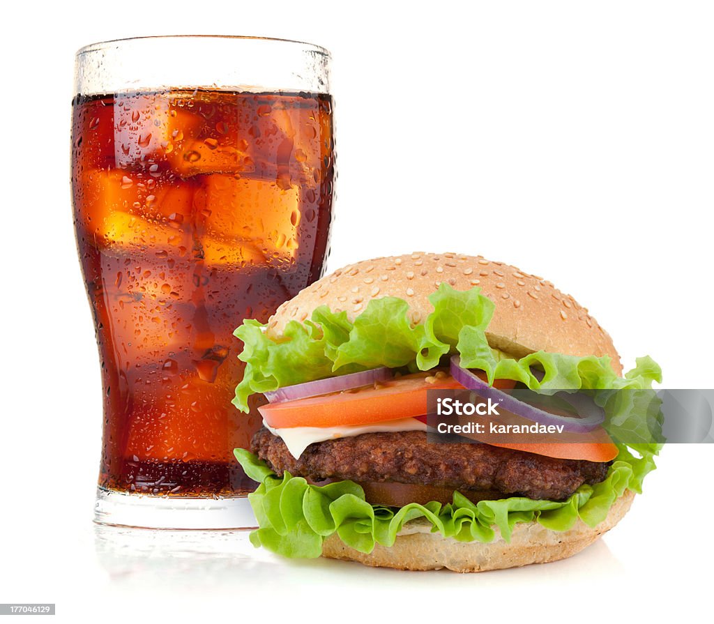 Verre de cola avec des glaçons et un hamburger - Photo de Cola libre de droits