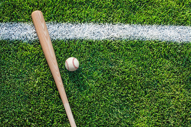 vista dall'alto della mazza da baseball e la palla sull'erba - baseball field grass baseballs foto e immagini stock