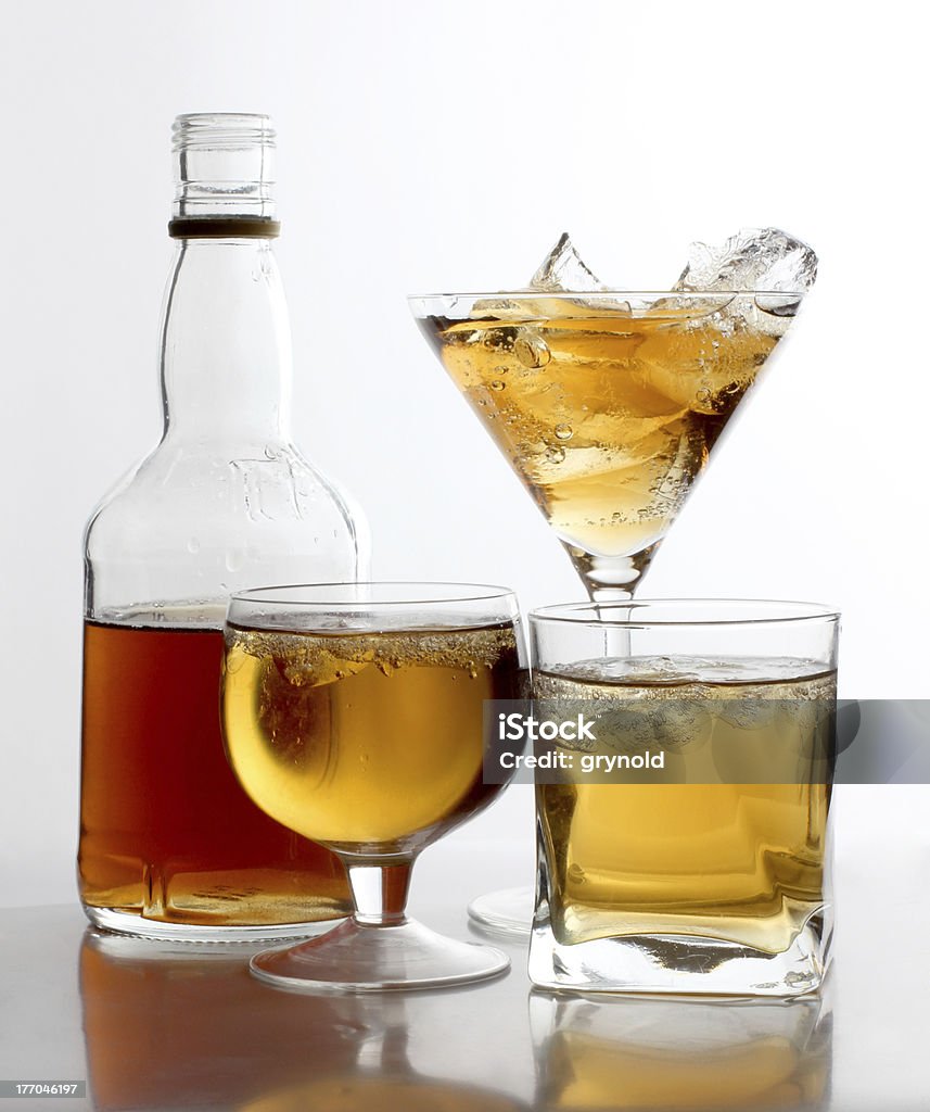 Бутылка виски со льдом - Стоковые фото Алкоголь - напиток роялти-фри