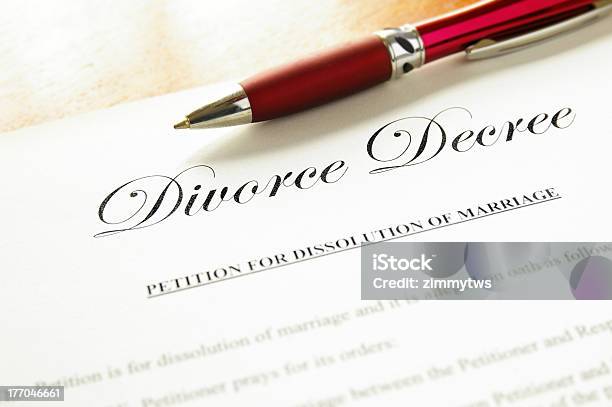 Decreto Di Divorzio - Fotografie stock e altre immagini di Divorzio - Divorzio, Documento, Affari