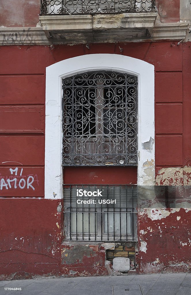 Grunge fenêtre sur le mur de Graffiti méditerranéenne - Photo de Architecture libre de droits