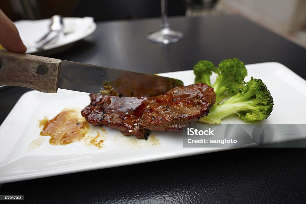 Bistec con cuchilla de corte brécol en placa - Foto de stock de Alimento libre de derechos