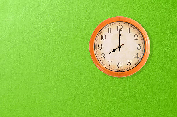 muestra las 8:00 en un reloj de pared verde - 8 oclock fotografías e imágenes de stock