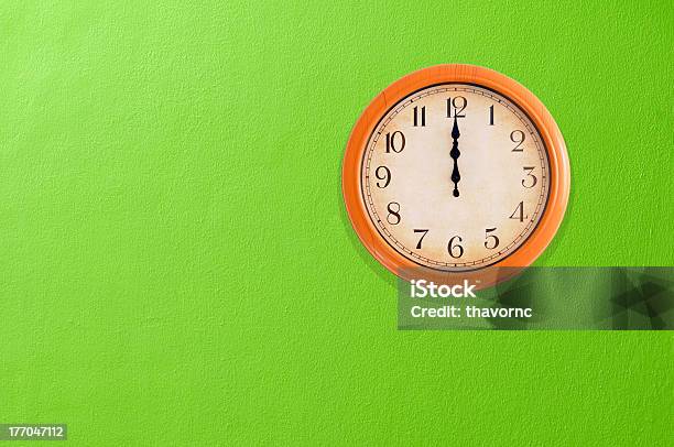 Muestra Las 1200 En Un Reloj De Pared Verde Foto de stock y más banco de imágenes de Tiempo - Tiempo, Actividad de fin de semana, Blanco - Color