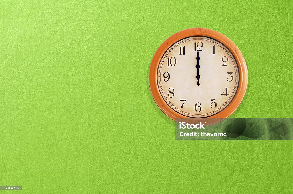 Mostrando 12h-relógio em uma parede verde - Foto de stock de Tempo royalty-free