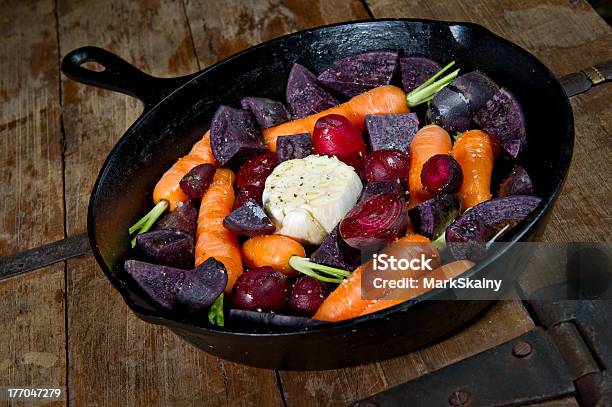 Foto de Raw Legumes De Raiz e mais fotos de stock de Panela - Panela, Roxo, Alho