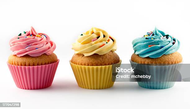 Foto de Cupcakes Colorido e mais fotos de stock de Bolinho - Bolinho, Figura para recortar, Fundo Branco