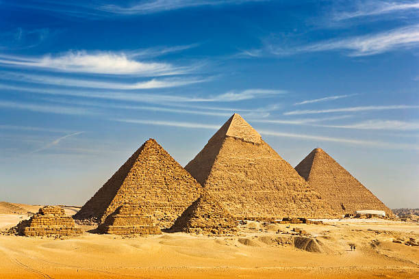 las pirámides de giza - pirámide estructura de edificio fotografías e imágenes de stock