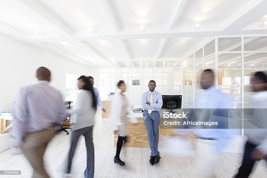 Arbeitskollegen zu Fuß in Büro, Afrika - Lizenzfrei Menschenmenge Stock-Foto