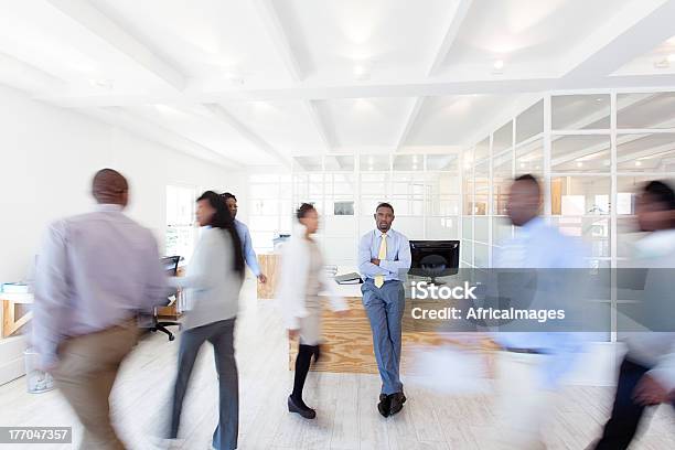 Arbeitskollegen Zu Fuß In Büro Afrika Stockfoto und mehr Bilder von Menschenmenge - Menschenmenge, Büro, Langzeitbelichtung