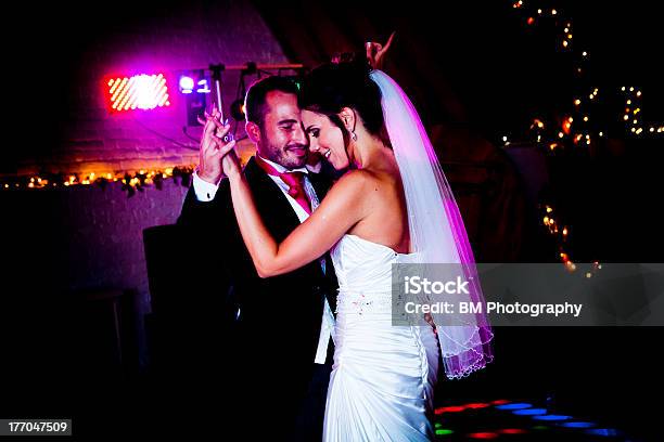 Primer Baile De La Novia Y El Novio Con Una Rosa Tono Foto de stock y más banco de imágenes de 20 a 29 años