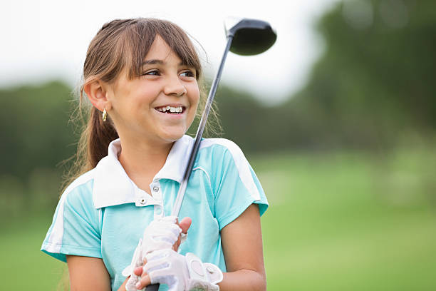 rapariga feliz jogando golfe em country club - tee golf golf club ball imagens e fotografias de stock