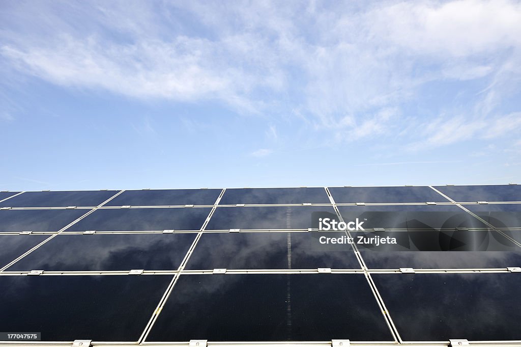 Energia Alternativa photovoltaic painéis solares contra o céu azul - Foto de stock de Azul royalty-free