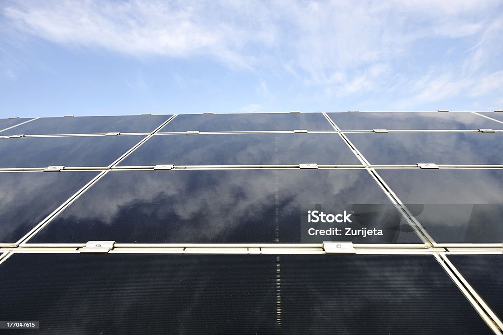 Energia Alternativa photovoltaic painéis solares contra o céu azul - Foto de stock de Azul royalty-free