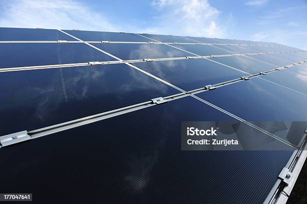 Paneles Solares Fotovoltaicos De Energía Alternativa Contra El Cielo Azul Foto de stock y más banco de imágenes de Azul