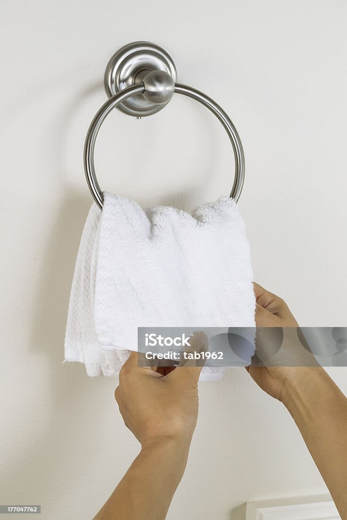 Femme mains faisant le lavage propre toile anneau porte-serviette - Photo de Blanc libre de droits