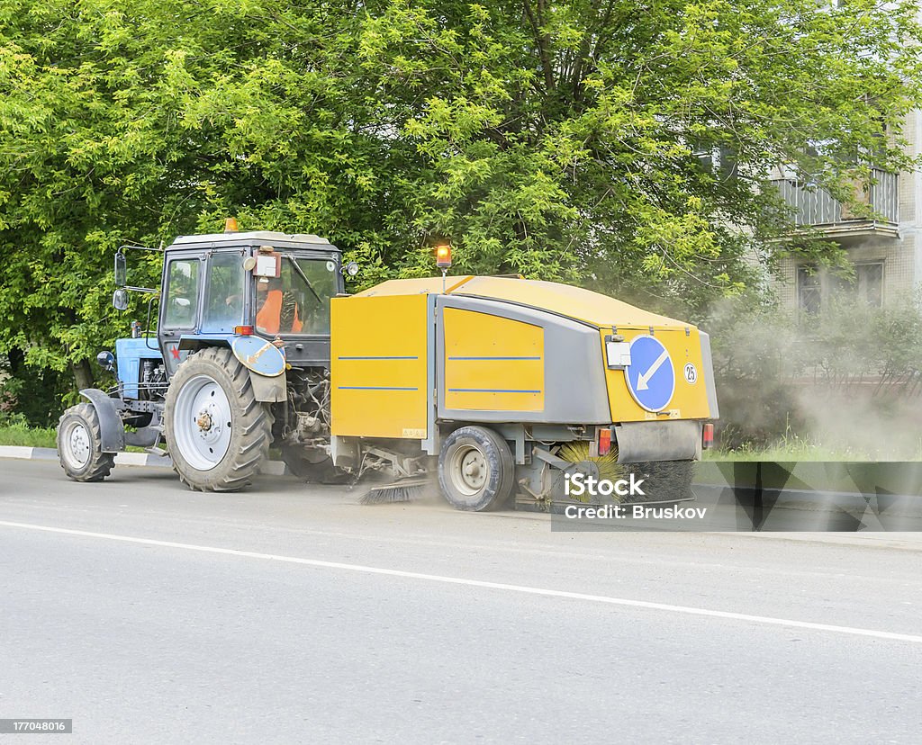 Traktor reinigt die street - Lizenzfrei Arbeiten Stock-Foto