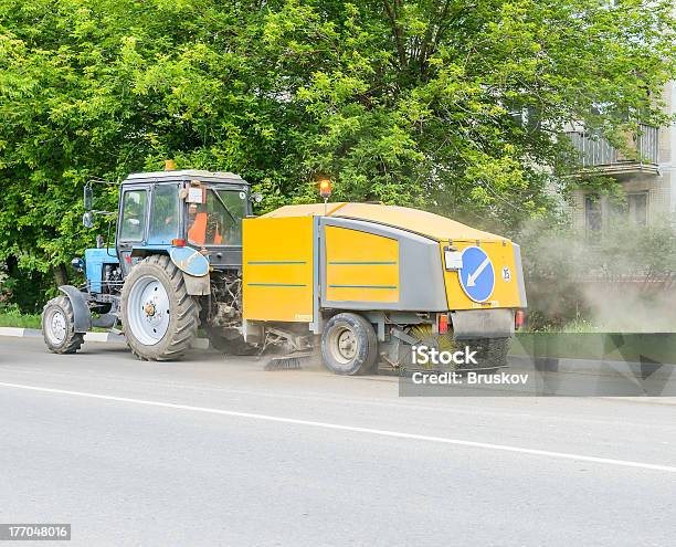 Traktor Reinigt Die Street Stockfoto und mehr Bilder von Arbeiten - Arbeiten, Asphalt, Ausgedörrt