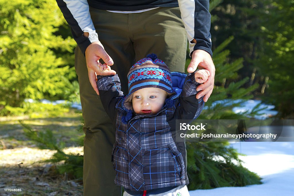 Ojciec i syn w lesie - Zbiór zdjęć royalty-free (12-23 miesięcy)