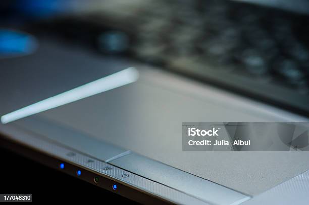 Foto de Closeup De Um Laptop Sensível Ao Toque e mais fotos de stock de Cinza - Descrição de Cor - Cinza - Descrição de Cor, Computador, Controle