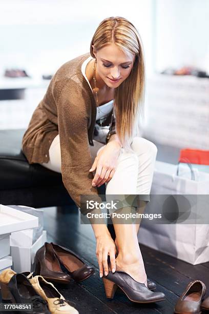 Obter Alguns Novos Sapatos Para A Primeira Data - Fotografias de stock e mais imagens de Escala - Escala, Sapato, 20-24 Anos