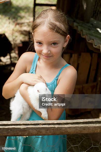 Linda Chica Sosteniendo White Rabbit Foto de stock y más banco de imágenes de 10-11 años - 10-11 años, 8-9 años, Agarrar