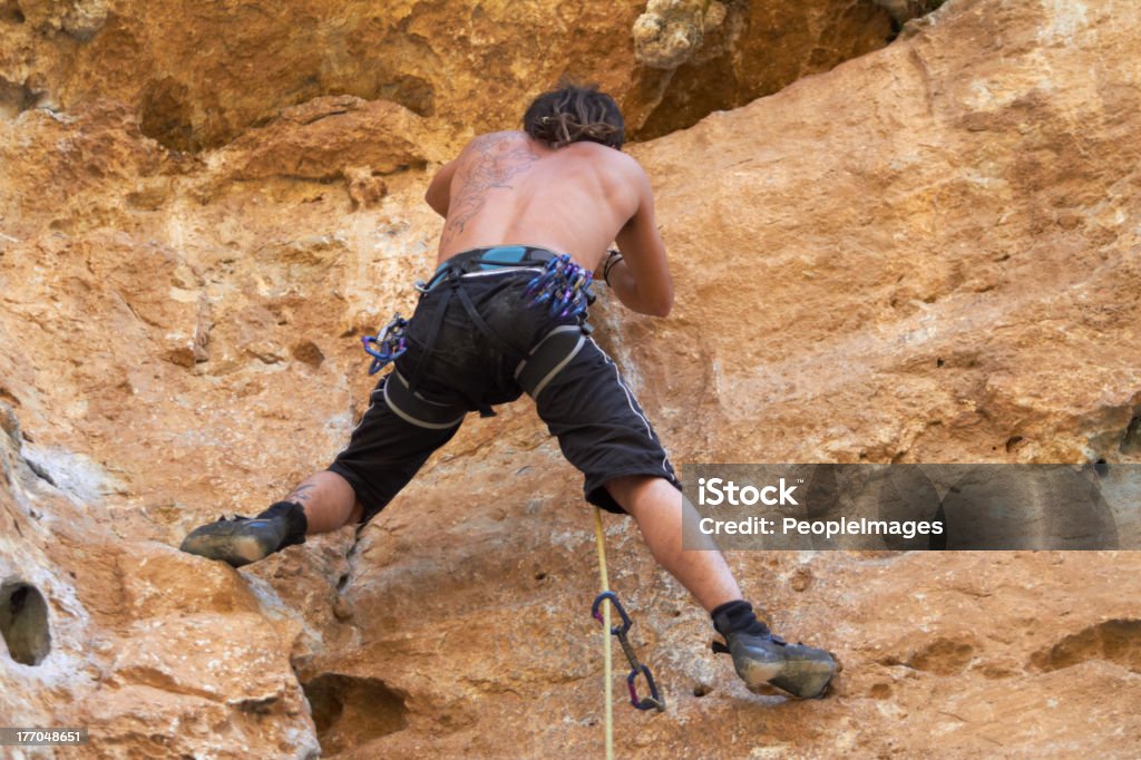 Escalada a robusta rockface - Foto de stock de Adulto royalty-free