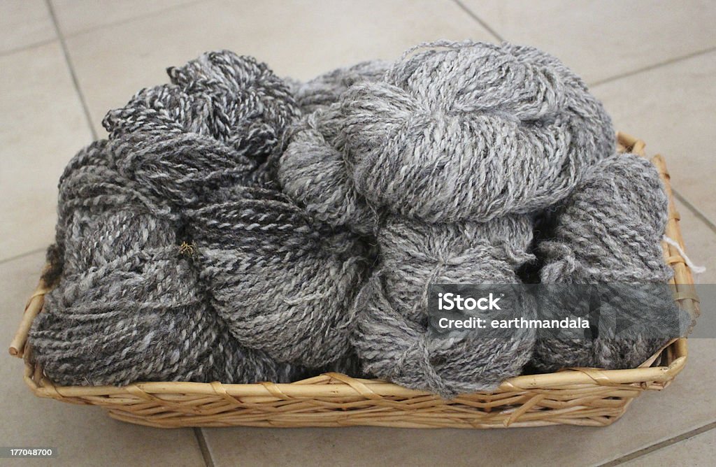 Filato di lana naturale Skeins - Foto stock royalty-free di Argentato