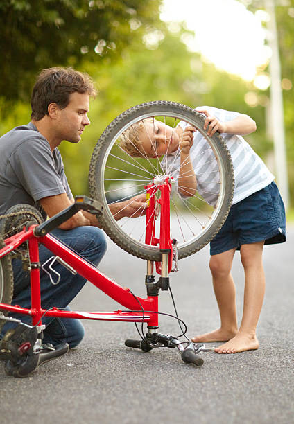 aprender com os melhores - candid people casual bicycle imagens e fotografias de stock