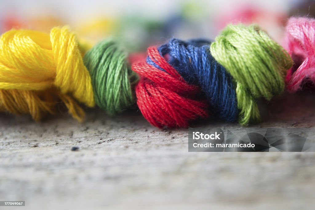 Peças de artesanato colorido de algodão em fundo de madeira com espaço para texto - Foto de stock de Abstrato royalty-free